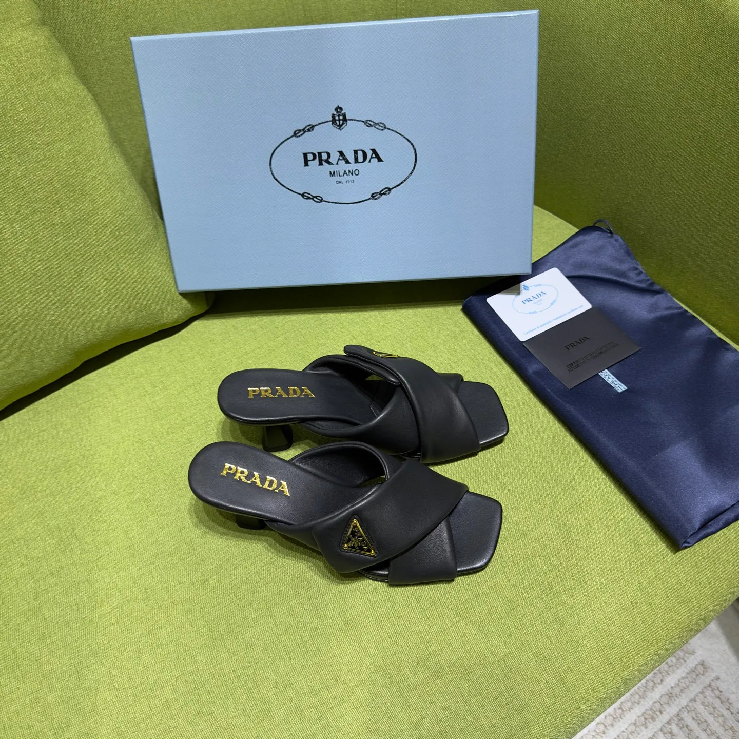 👟👟Ex-factory price 540👟👟 Prada 25ss new style for early spring🔥🔥✨ 🌟 Recommended by major bloggers in Xiaohongshu, developed 1-1 to highlight classic charm. Open molded outsole. Imported mixed breed sheep lining. This sandal embodies a modern design with Nappa leather, a soft-touch padding that accentuates the silhouette. Decorated with an enameled triangle metal logo for added recognition. Enamel-coated metal triangle logo Leather sole decorated with metal letter logo Lacquered heel, height 65 mm Size: 35 to 42 (40-42 customized, non-refundable)